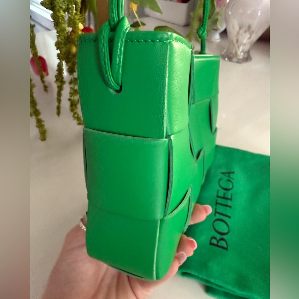 BOTTEGA VENETA Calfskin Maxi Intrecciato Cassette Pouch on Strap in Parakeet - Picture 5 of 15